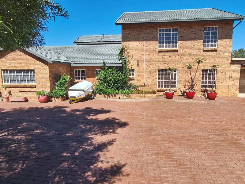 Spacious 8-Bedroom freestanding Home in the Tranquil town of Vaal Marina - Photo 1