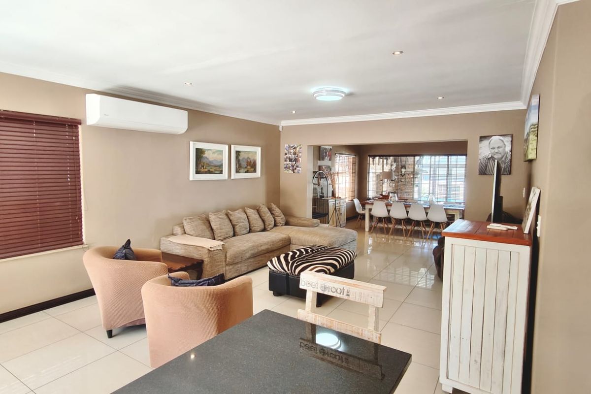 Spacious 8-Bedroom freestanding Home in the Tranquil town of Vaal Marina - Photo 2