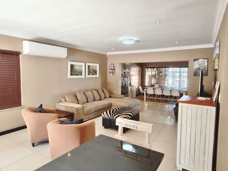 Spacious 8-Bedroom freestanding Home in the Tranquil town of Vaal Marina - Photo 3