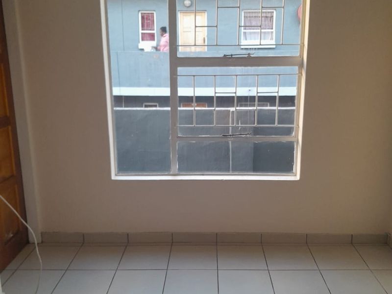 Modern 2 Bedroom and 1 Bathroom Apartment for Rent - Photo 3