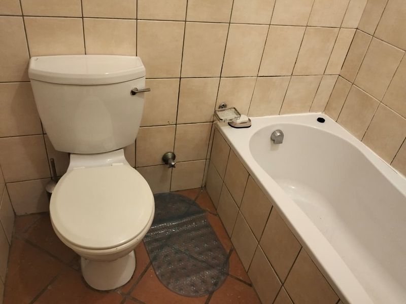 Modern 2 Bedroom and 1 Bathroom Apartment for Rent - Photo 8