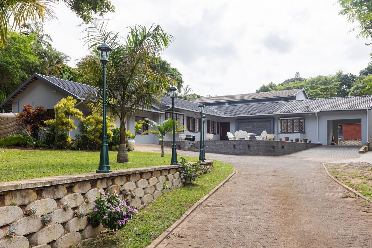 Spectacular Architect Designed Family Home in Umtentweni !! - Photo 2