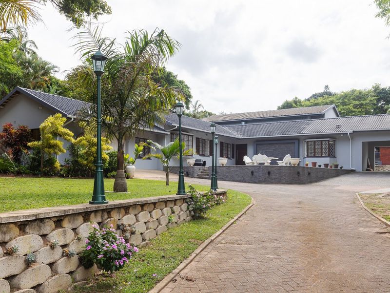 Spectacular Architect Designed Family Home in Umtentweni !! - Photo 2