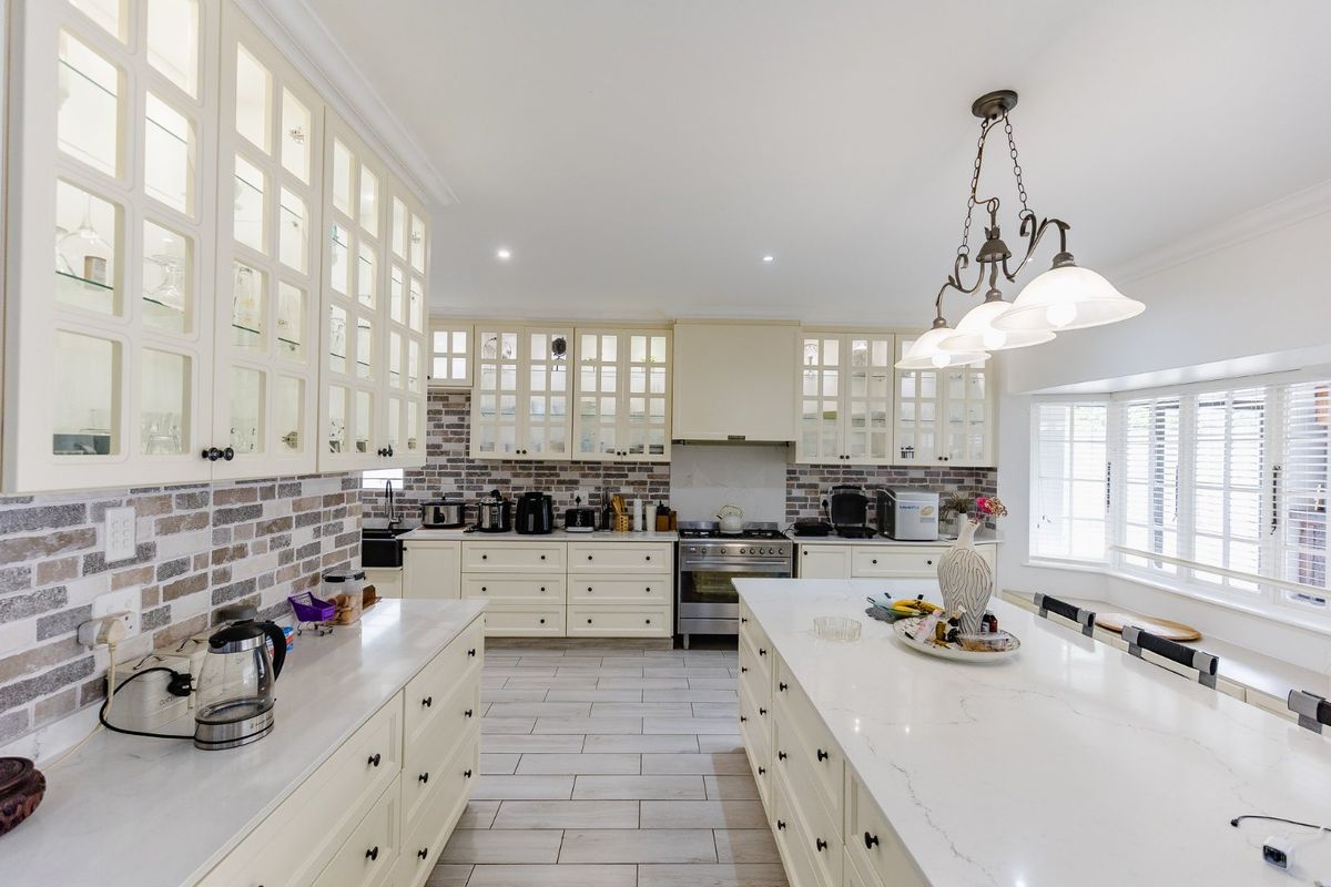 Spectacular Architect Designed Family Home in Umtentweni !! - Photo 5