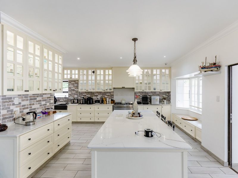 Spectacular Architect Designed Family Home in Umtentweni !! - Photo 4