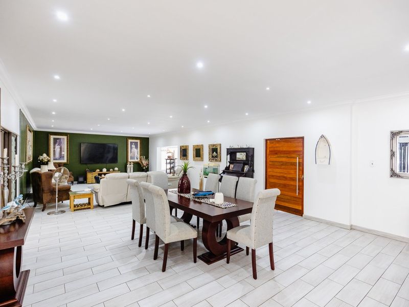 Spectacular Architect Designed Family Home in Umtentweni !! - Photo 10