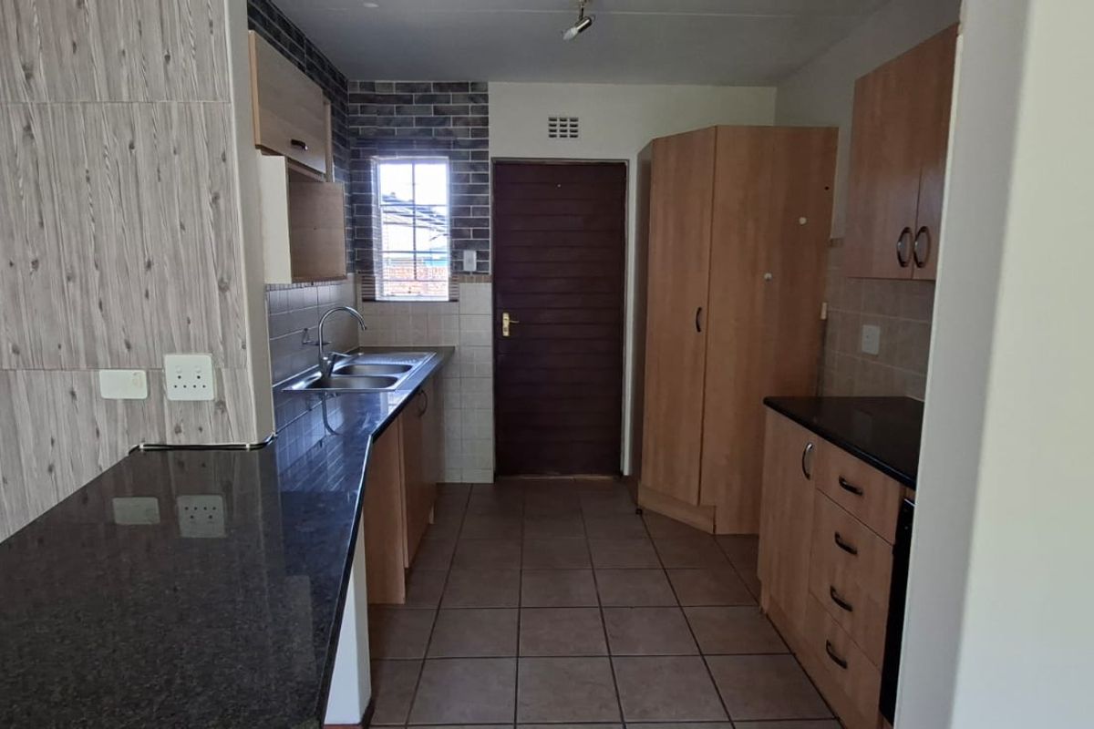 2 Bedroom Ground Floor Apartment with Private Garden - Photo 5