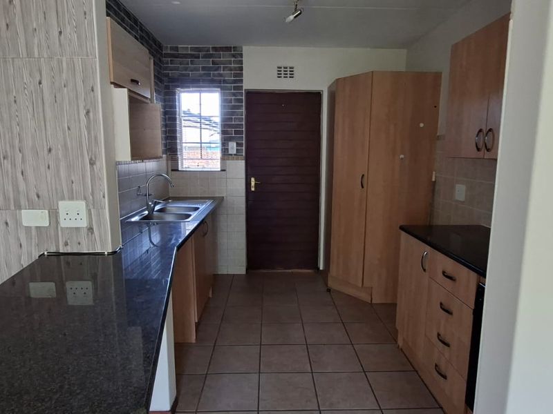 2 Bedroom Ground Floor Apartment with Private Garden - Photo 5