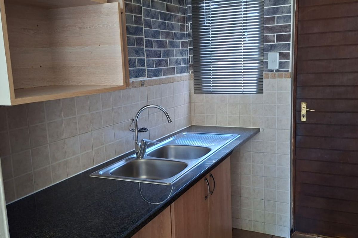 2 Bedroom Ground Floor Apartment with Private Garden - Photo 3