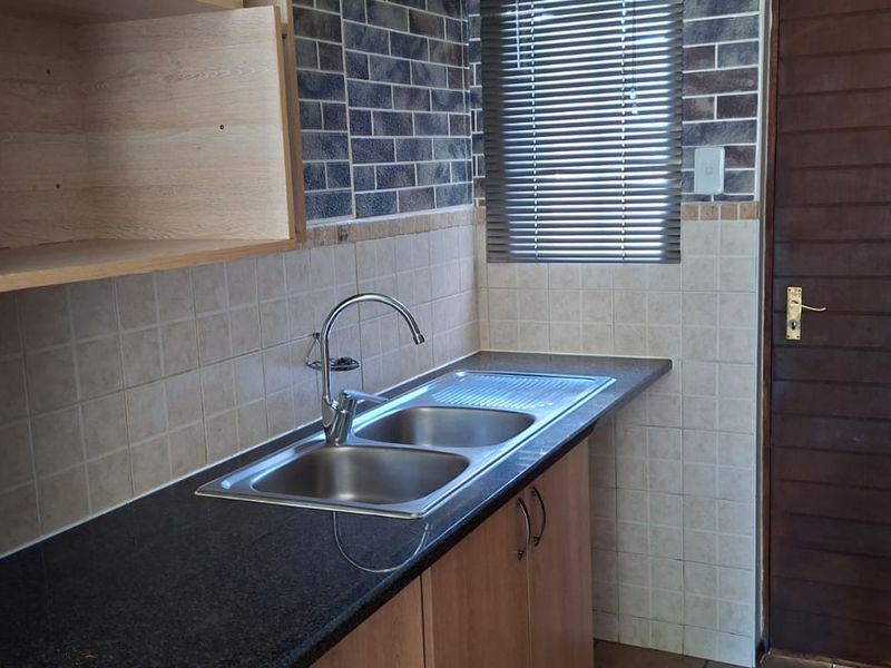 2 Bedroom Ground Floor Apartment with Private Garden - Photo 3