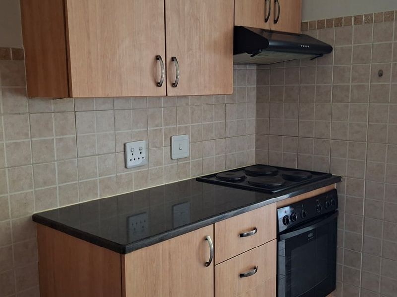 2 Bedroom Ground Floor Apartment with Private Garden - Photo 4