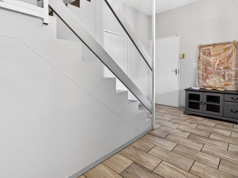 3-Story Apartment with Panoramic Mountain Views. - Photo 5