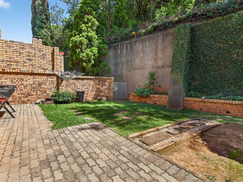 3-Story Apartment with Panoramic Mountain Views. - Photo 8