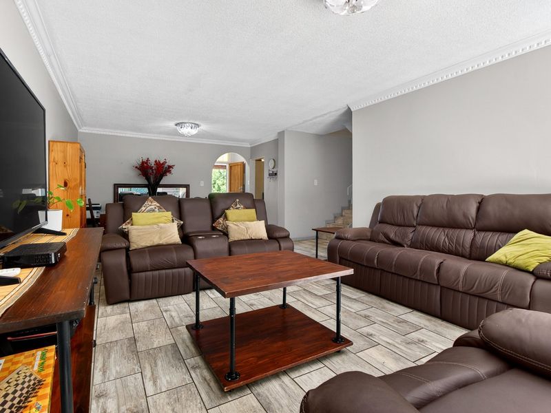 3-Story Apartment with Panoramic Mountain Views. - Photo 9