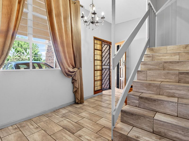 3-Story Apartment with Panoramic Mountain Views. - Photo 6