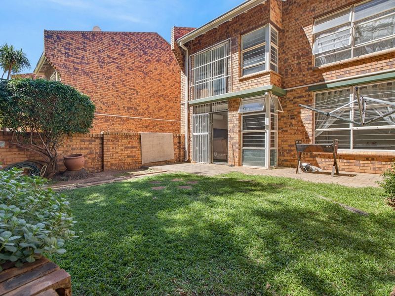 3-Story Apartment with Panoramic Mountain Views. - Photo 2