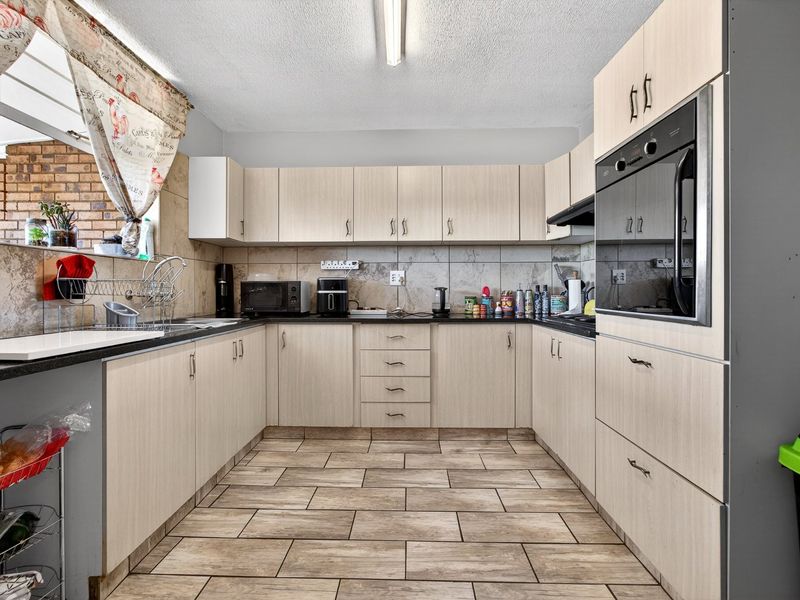 3-Story Apartment with Panoramic Mountain Views. - Photo 4