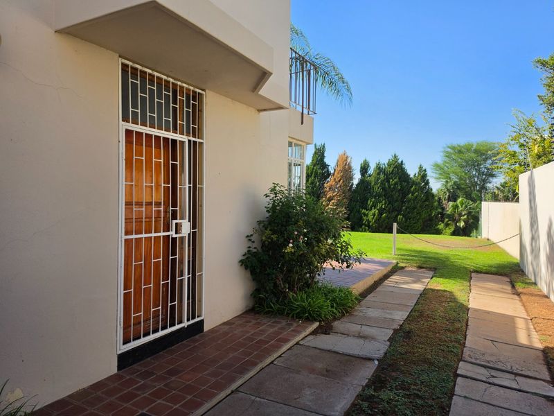 Neat 2-Bedroom Apartment in Secure Oranjesig Complex – Middelpos, Upington - Photo 3