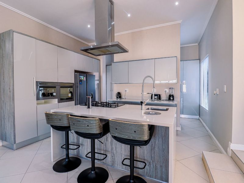 4 bedroom 4 bathroom house  with flatlet - Photo 10