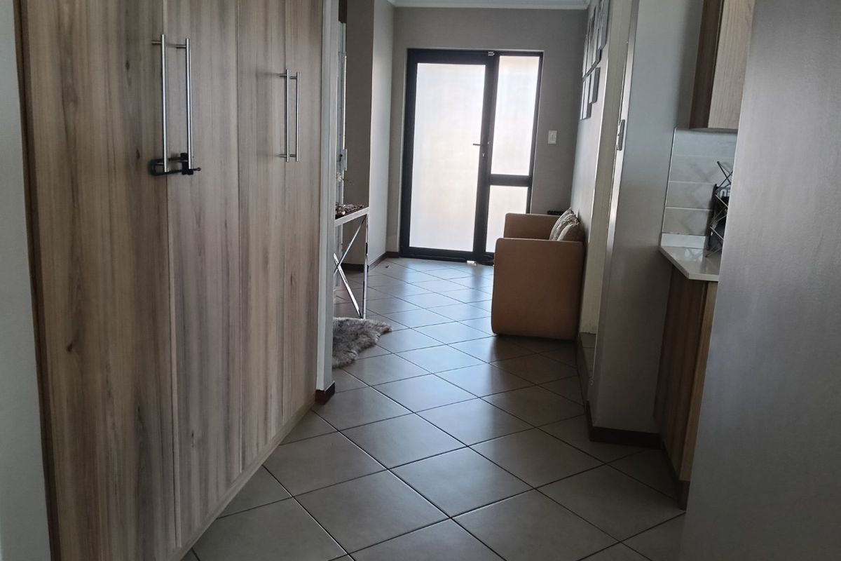 Beautiful Neat 3 Bedroom Home in Secure Complex  - Photo 5