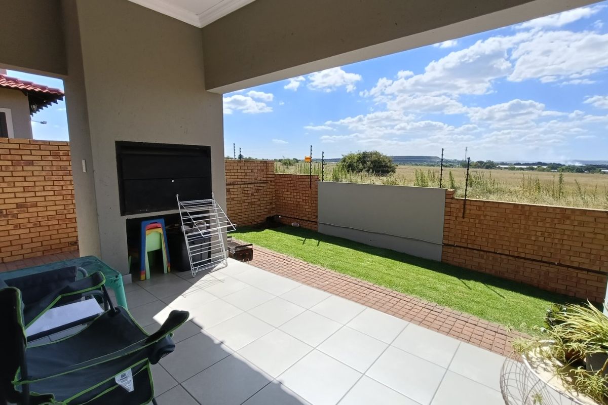 Beautiful Neat 3 Bedroom Home in Secure Complex  - Photo 2