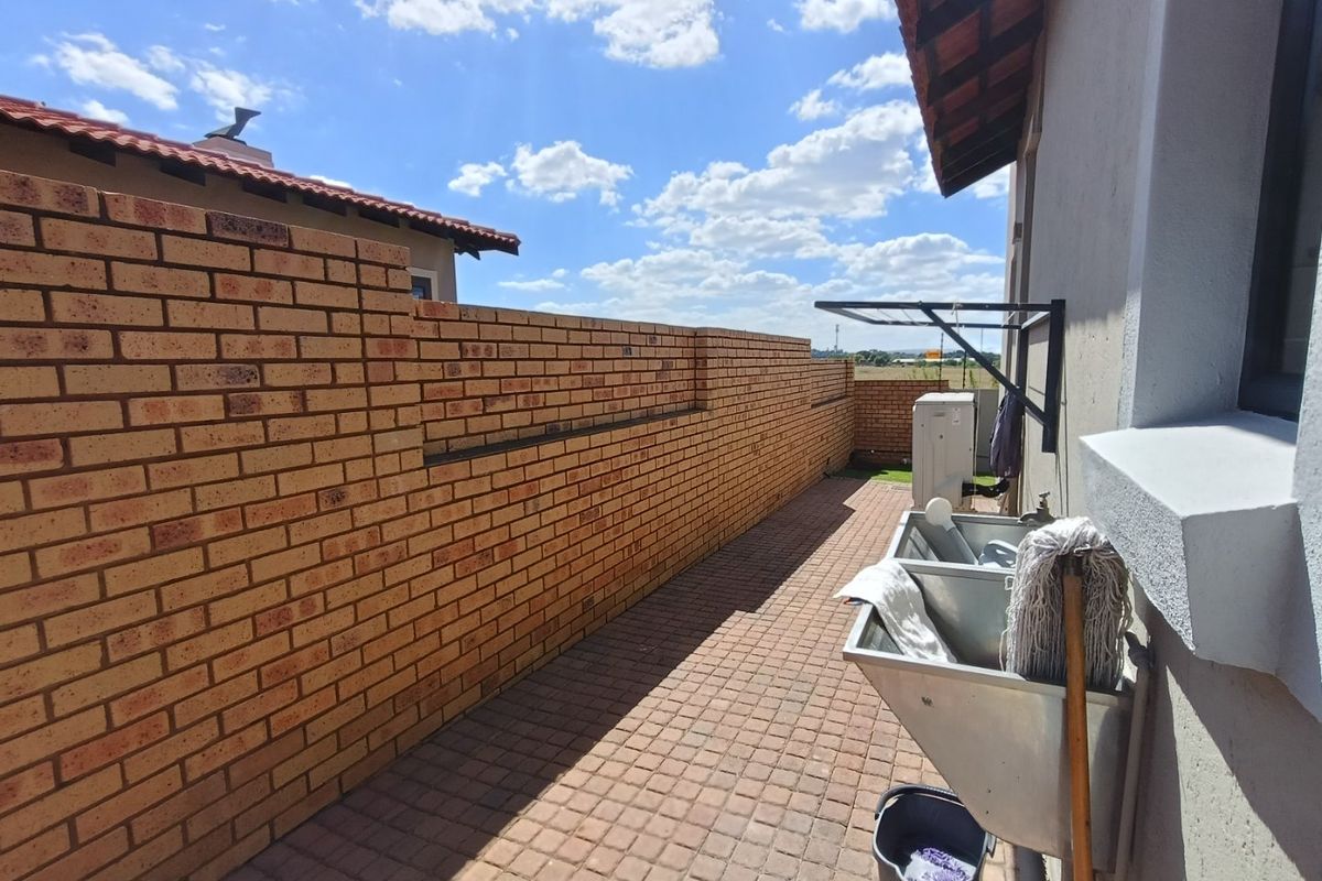 Beautiful Neat 3 Bedroom Home in Secure Complex  - Photo 4