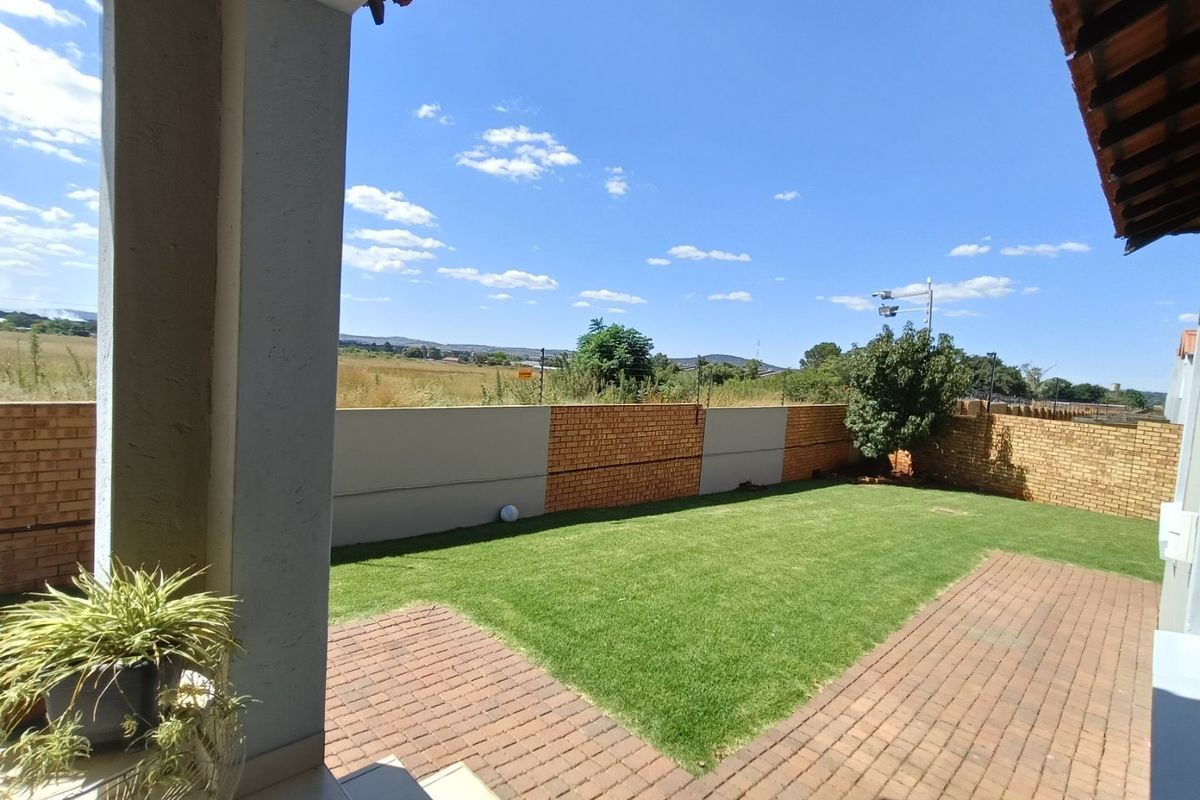 Beautiful Neat 3 Bedroom Home in Secure Complex  - Photo 3