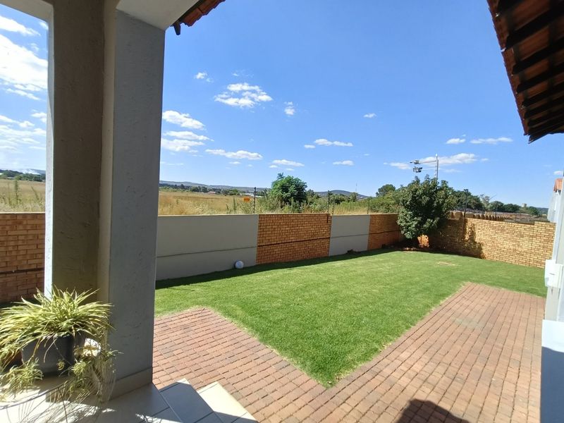 Beautiful Neat 3 Bedroom Home in Secure Complex  - Photo 3