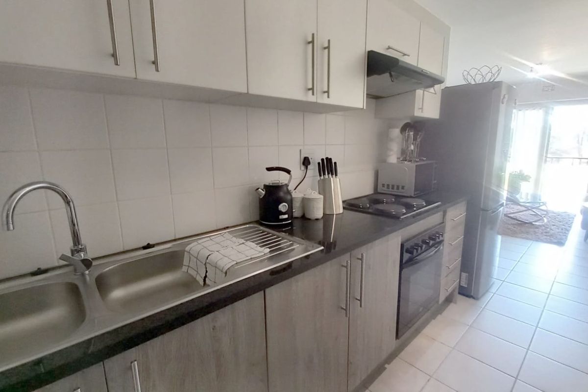 Modern 2-Bedroom First Floor Apartment in Clubview - Photo 2