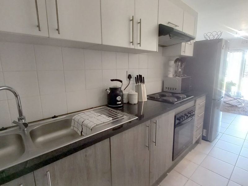 Modern 2-Bedroom First Floor Apartment in Clubview - Photo 2