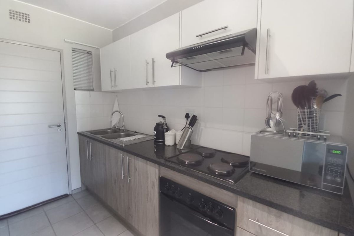 Modern 2-Bedroom First Floor Apartment in Clubview - Photo 4