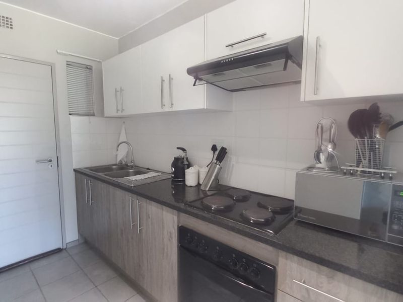 Modern 2-Bedroom First Floor Apartment in Clubview - Photo 4