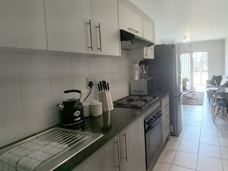 Modern 2-Bedroom First Floor Apartment in Clubview - Photo 3