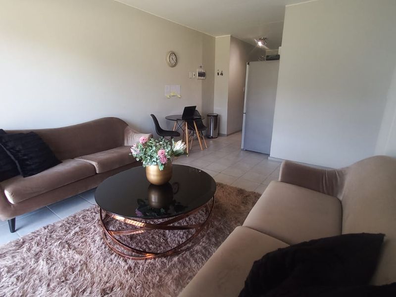 Modern 2-Bedroom First Floor Apartment in Clubview - Photo 10