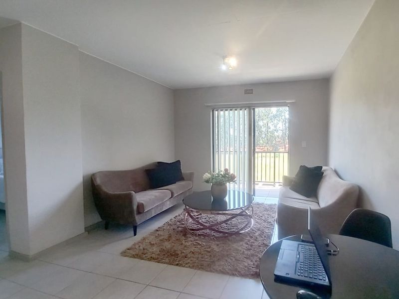 Modern 2-Bedroom First Floor Apartment in Clubview - Photo 7