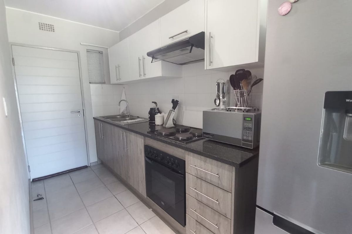 Modern 2-Bedroom First Floor Apartment in Clubview - Photo 5