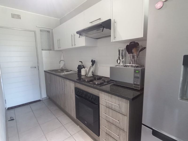 Modern 2-Bedroom First Floor Apartment in Clubview - Photo 5