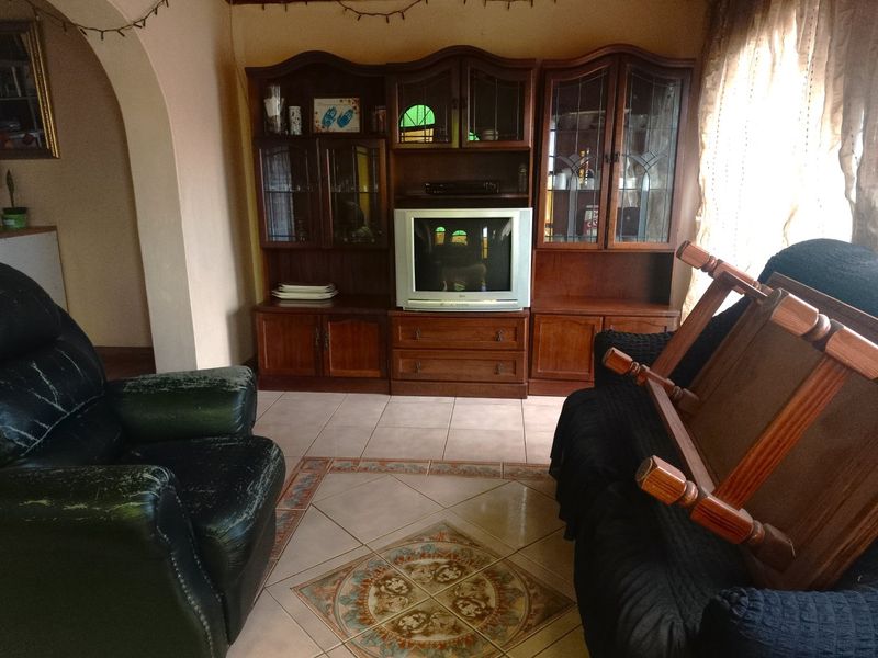 Comfortable Family Living – 4 Bedroom House for Sale in Westenburg - Photo 3