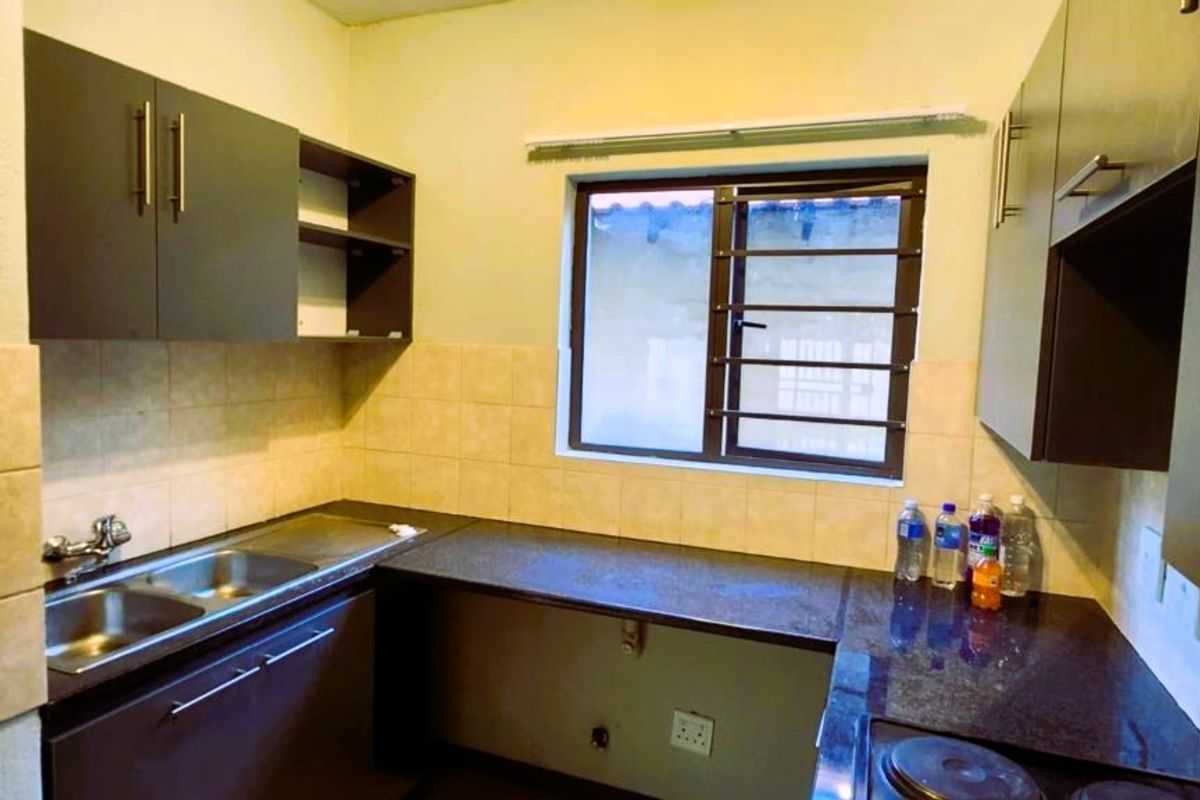 Bright and Spacious 2-Bedroom Duplex - Photo 4