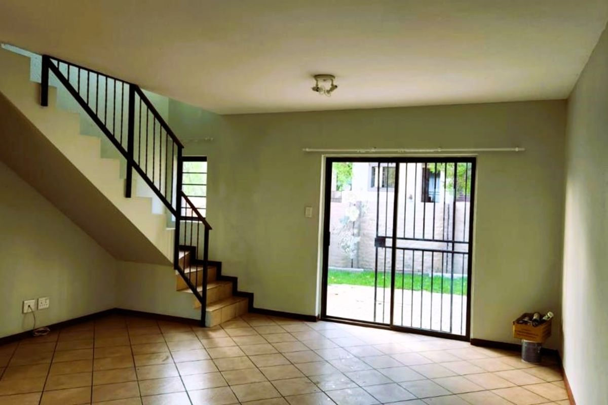 Bright and Spacious 2-Bedroom Duplex - Photo 2