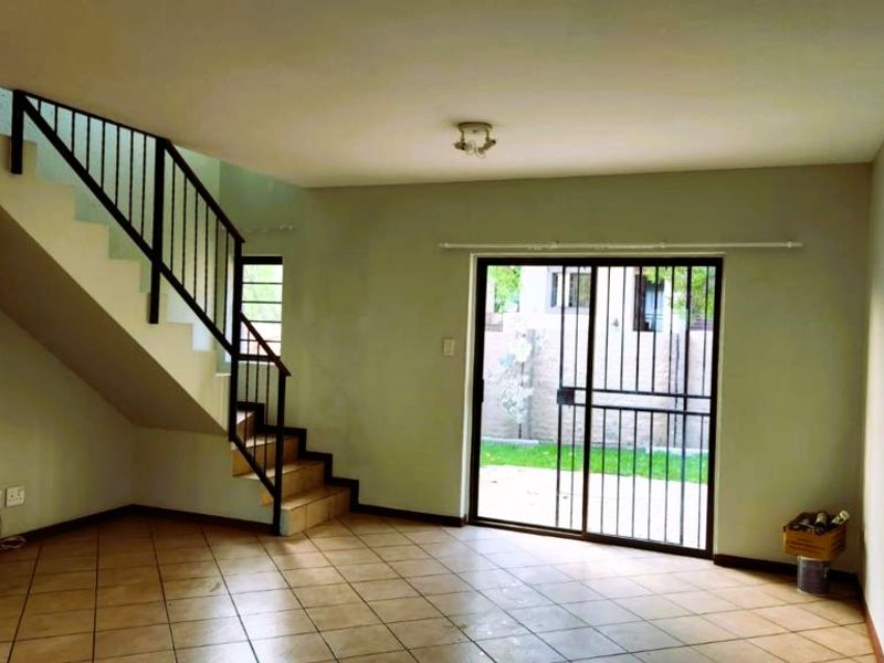 Bright and Spacious 2-Bedroom Duplex - Photo 2