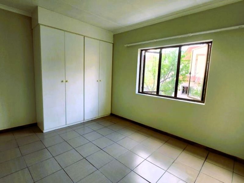 Bright and Spacious 2-Bedroom Duplex - Photo 10