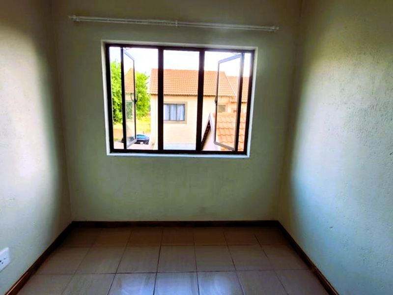 Bright and Spacious 2-Bedroom Duplex - Photo 9