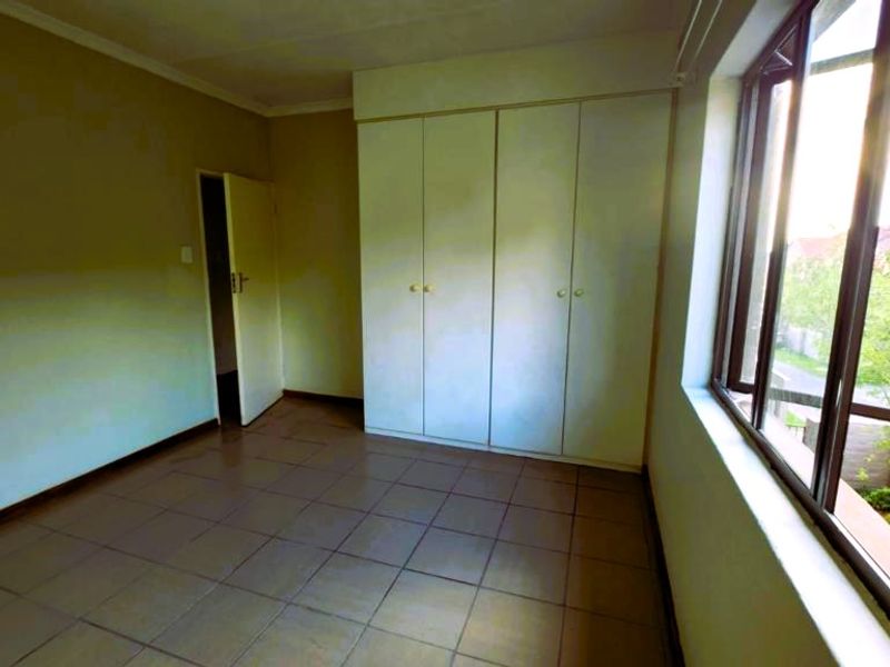 Bright and Spacious 2-Bedroom Duplex - Photo 8