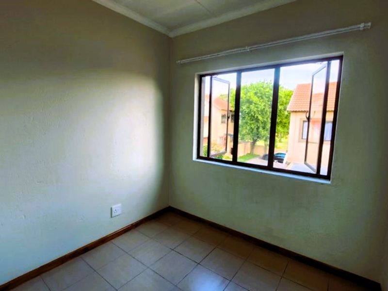 Bright and Spacious 2-Bedroom Duplex - Photo 7