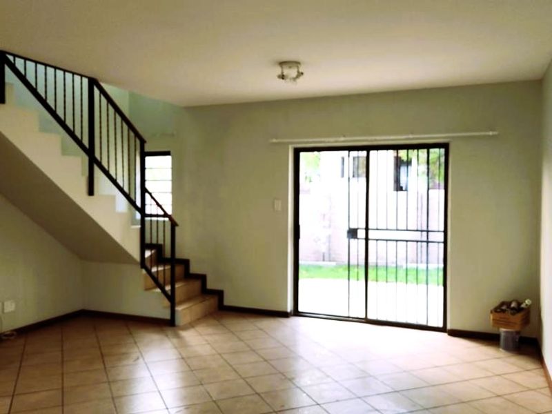 Bright and Spacious 2-Bedroom Duplex - Photo 6