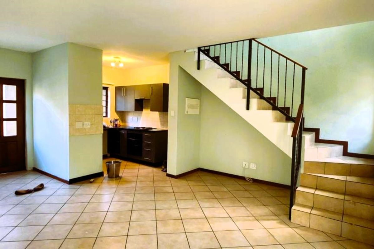 Bright and Spacious 2-Bedroom Duplex - Photo 3