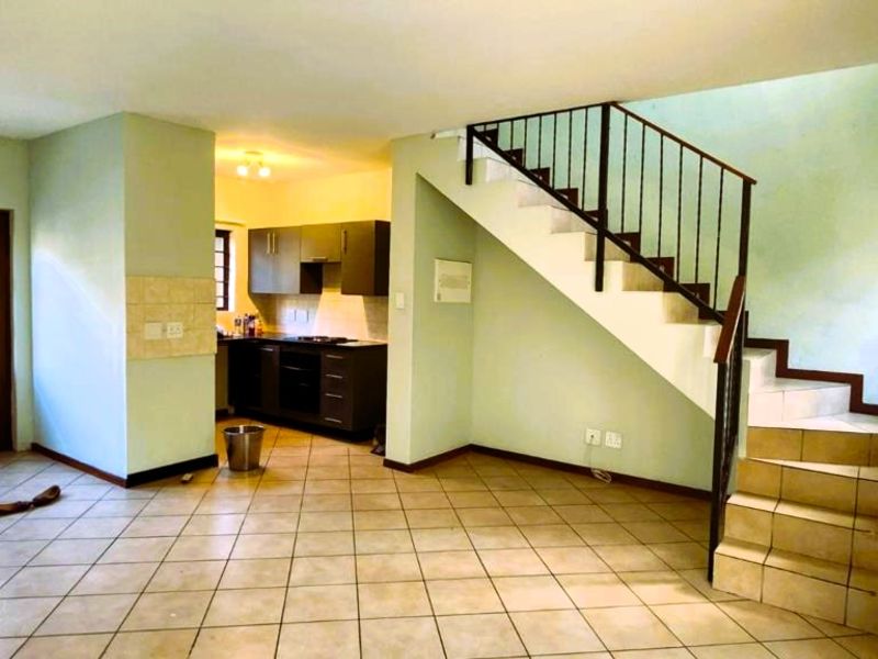 Bright and Spacious 2-Bedroom Duplex - Photo 3