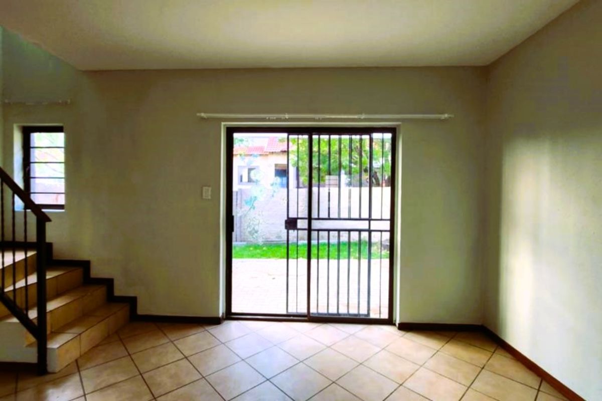 Bright and Spacious 2-Bedroom Duplex - Photo 5