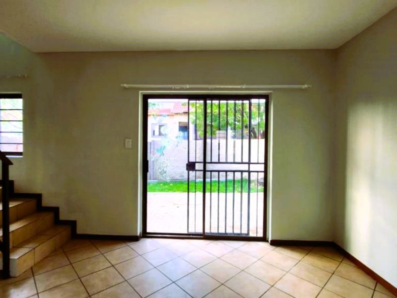 Bright and Spacious 2-Bedroom Duplex - Photo 5